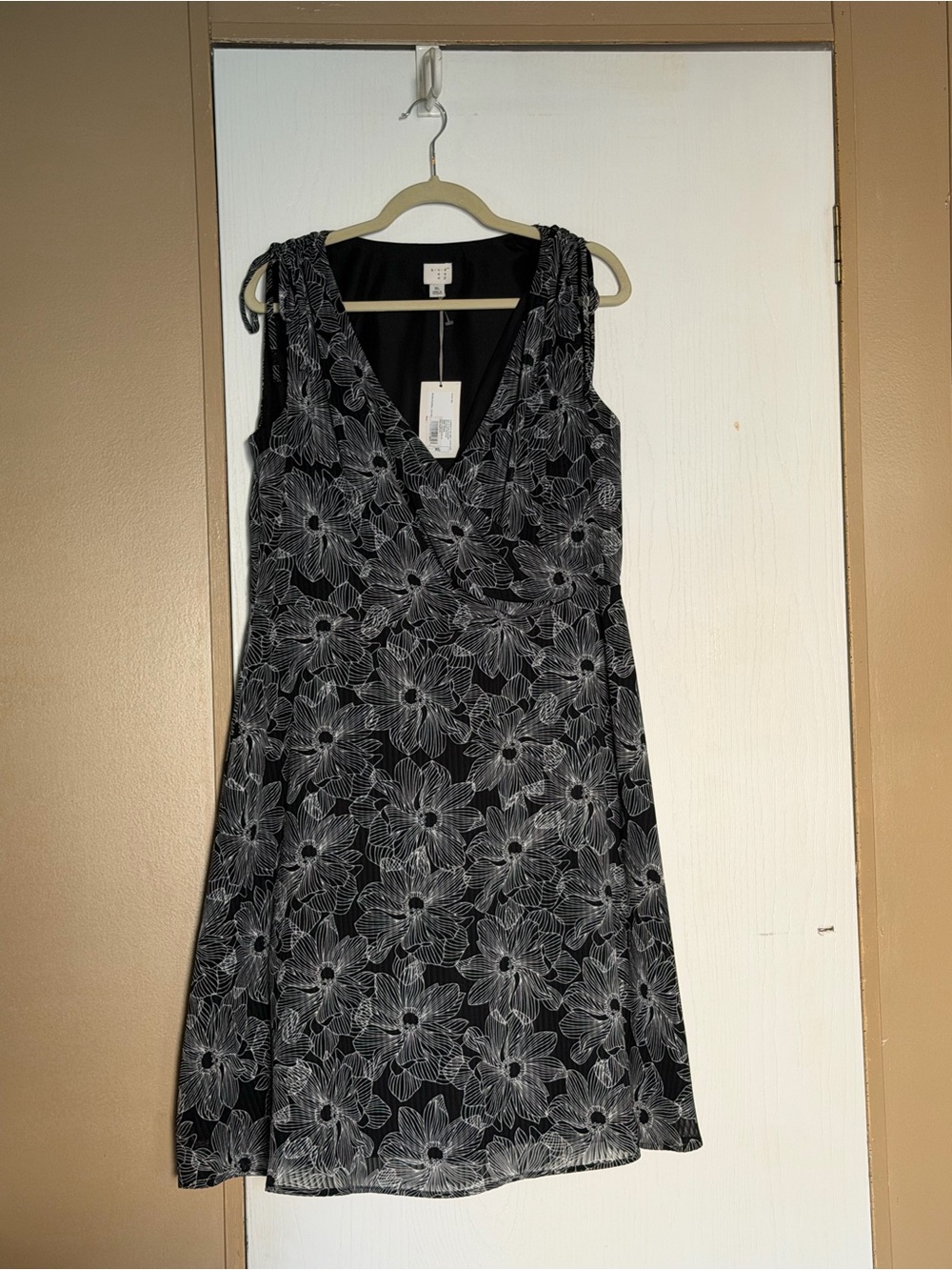 a new day Black and White Floral Sleeveless V-Neck Dress